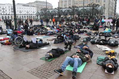 Mit einem Trauerzug sowie einer anschlie?enden Demonstration im Liegen vor dem Rathaus Hamburg haben am Samstagmittag ru-stock-foto
