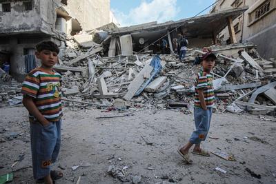 Search and rescue work in the rubble of the targeted house continue after Israeli army conducted attack on the Sabra neighbourhood of Gaza City-stock-foto