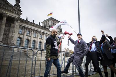 Martin Sonneborn (R) , Bundesvorsitzender von DIE PARTEI, und Marco Buelow MdB (L), DIE PARTEI, aufgenommen im Rahmen v-stock-foto