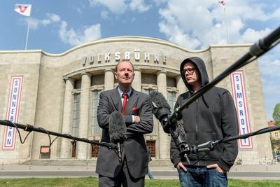 Die Spitzenkandidaten Martin Sonneborn li MdEP und Nico Semsrott Demotivationstrainer der Sa-stock-photo