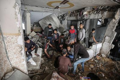 Search and rescue work in the rubble of the targeted house continue after Israeli army conducted attack on the Sabra neighbourhood of Gaza City-stock-foto
