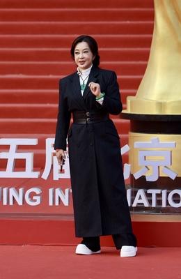 BEIJING, CHINA - APRIL 26: Actress Liu Xiaoqing arrives for the closing ceremony of the 15th Beijing International Film-stock-foto