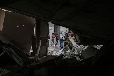 Search and rescue work in the rubble of the targeted house continue after Israeli army conducted attack on the Sabra neighbourhood of Gaza City-stock-foto