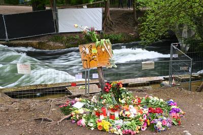 Blumenmeer am Ufer vom Eibsach in Muenchen nach Tod einer Surferin-stock-foto