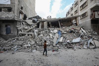 Search and rescue work in the rubble of the targeted house continue after Israeli army conducted attack on the Sabra neighbourhood of Gaza City-stock-foto