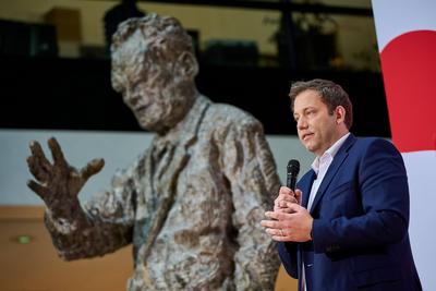Lars Klingbeil bei der Pressekonferenz der SPD zur Nominierung von Olaf Scholz zum Kanzlerkandidaten f?r die bevorstehen-stock-foto