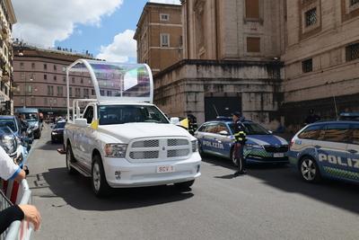 Funeral procession with the coffin of Pope Francis in Rome, Italy.-stock-foto
