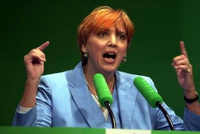 Bildnummer: 50673602  Datum: 24.11.2001  Copyright: imago/Sven SimonClaudia Roth (GER/Bundesvorsitzende B?ndnis 90/Die Gr?nen) anl?sslich der Bundesdelegiertenkonferenz von B?ndnis 90/Die Gr?nen in Rostock, Personen; 2001, Rostock, Pressetermin, Bundesdelegiertenkonferenzen, Konferenz, Konferenzen, Delegiertenkonferenz, Delegiertenkonferenzen, B?ndnis90, Gr?ne, Parteien, Politiker, Politikerin, Vorsitzender, Vorsitzende, Gestik, Fingerzeig, Achtung, mahnend, mahnen, mahnt; , quer, Kbdig, Einzelbild, close, Bundespolitik, Politik, Deutschland, Aktion, People o0 Parteitag, BundesparteitagBildnummer 50673602 Date 24 11 2001 Copyright Imago Sven Simon Claudia Roth ger Federal Chairman Alliance 90 the Greens during the Federal delegates conference from Alliance 90 the Greens in Rostock People 2001 Rostock Press call Federal delegates conferences Conference Conferences Delegates Conference Delegates conferences B?ndnis90 green Parties Politicians Politician Chairman Chairman Gesture pointer Regard reminding dun warns horizontal Kbdig Single Close Federal politics politics Germany Action shot Celebrities o0 Party Federal Party-stock-foto