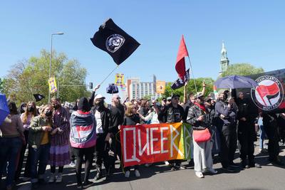 26.04.2025, Berlin - Deutschland. Queer-Demo gegen Rechts am Alex. *** 26 04 2025, Berlin Germany Queer demo against the-stock-photo