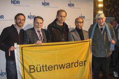 Archiv - Neues aus Buettenwarder Peter Heinrich Brix Sven Walser Juergen Uter Dirk Martens Hans Kahlert Aus und vorbei die beliebte NDR TV Serie Neues aus B?ttenwarder wird nach 24 Jahren und 98 Folgen eingestellt Schauspieler Peter Heinrich Brix 66, Adsche T?nnsen  will nach dem Tod seines Freundes und Serien-Partners Jan Fedder ? 64, Kurt Brakelmann  nicht mehr alleine weiter machen. HH Deutschland *** Archive New from buettenwarder Peter Heinrich Brix Sven Walser Juergen uter Dirk Martens Hans Kahlert from and by the popular NDR TV Series New from B?TTENWARDER will to 24 Years and 98 Consequences discontinued Actors Peter Heinrich Brix 66, Adsche T?nnsen will to the Death his Friend and Series Partners Jan Fedder ? 64, Kurt Bra-stock-foto