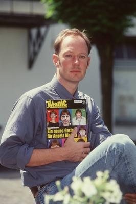 Bildnummer: 56910262  Datum: 15.06.2001  Copyright: imago/teutopressMartin Sonneborn (Chefredakteur Titanic ) 06/01 tozi Mann Journalist Journalismus Chefredaktion Redaktion Redakteur Satire-Magazin Titanic Satiremagazin dunkelhaarig kurzhaarig leger Hemd grau Krawatte sitzend draussen auf Mauer halb hoch nachdenklich fragend Heft Zeitschrift haltend Ausgabe der Titanic Titelseite Ein neues Gesicht f?r Angela Merkel hochhaltend zeigend pr?sentierend Fototermin Martin Sonneborn am 15.06.2001 in Frankfurt am Main (exklusiv) x0x People xng 2001 hoch  56910262 Date 15 06 2001 Copyright Imago  Martin Sonneborn Editor-in-chief Titanic 06 01  Man Journalist Journalism Editor in chief Editors Editor Satire Magazine Titanic Satire magazine dark haired short casual Shirt grey Tie seated outside on Wall half vertical contemplative questioningly Booklet Magazine holding Edition the Titanic Front page a New Face for Angela Merkel hochhaltend showing presenting Photo call Martin Sonneborn at 15 06 2001 in Frankfurt at Main exclusive x0x Celebrities xng 2001 vertical-stock-foto