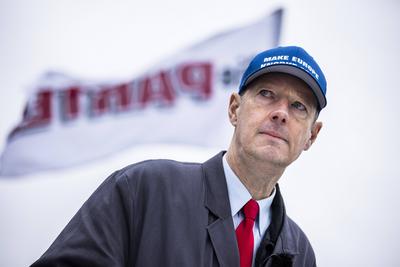 Martin Sonneborn, Bundesvorsitzender von DIE PARTEI, aufgenommen mit einer blauen Kappe mit der Aufschrift Make Europe-stock-foto