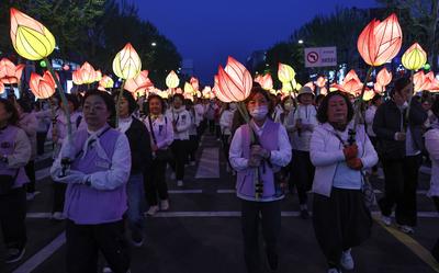 Lantern Festival in Seoul Buddhists carry lanterns as they take part in a parade during the Lantern Festival ahead of th-stock-foto