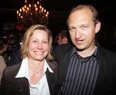 Bildnummer: 50788116  Datum: 30.05.2005  Copyright: imago/StrussfotoSchauspieler Peter-Heinrich Brix mit Ehefrau Angelika (beide GER) anl?sslich der Vorpremiere des Films AM TAG ALS BOBBY EWING STARB in Hamburg, Personen, optimistisch; 2005, Hamburg, Filmpremiere, Filmpremieren, Premiere, Premieren, Pressetermin, Frau, Frauen, Ehefrau, Ehefrauen, Ehepaar, Ehepaare, Paar, Paare, l?cheln, l?chelt, l?chelnd; , quer, Kbdig, Gruppenbild, close, Film, Kunst, Deutschland, Randbild, People-stock-photo