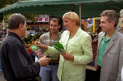 Die Fraktionsvorsitzende von B?ndnis 90 Die Gr?nen Claudia Roth 2 v r war am Montag den 26 Augu-stock-foto
