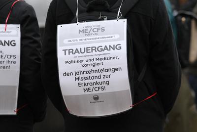 Mit einem Trauerzug sowie einer anschlie?enden Demonstration im Liegen vor dem Rathaus Hamburg haben am Samstagmittag ru-stock-foto