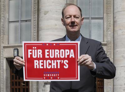 Die PARTEI Die PARTEI startet den EU-Wahlkampf mit dem Vorsitzenden Martin Sonneborn, am 23.04.2019. Berlin Berlin Deut-stock-foto