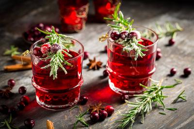 Cranberry mulled wine with rosemary for Christmas and winter time Cranberry mulled wine with rosemary for Christmas and-stock-foto
