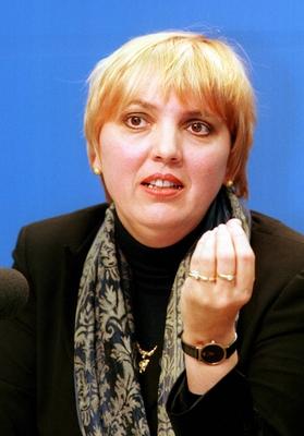 Bildnummer: 51121608  Datum: 22.12.1999  Copyright: imago/bonn-sequenzClaudia Roth (GER/Die Gr?nen)  in Berlin, Personen; 1999, Berlin, Politiker, Politikerin, B?ndnis 90, B?ndnis90, Gr?ne, Gestik, pr?zise, genau, exakt, ; , hoch, Kbdig, Einzelbild, close, Bundespolitik, Politik, Deutschland, Randbild, People / MdB, Bundestag, Abgeordnete, Abgeordneter-stock-photo