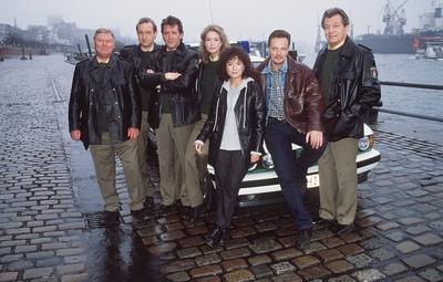 Bildnummer: 56879179  Datum: 01.02.1999  Copyright: imago/teutopress Gro?stadtrevier (ARD) - Hauptdarsteller - 02/99 her TV Fernsehen Produktion Serie Schauspiel Krimi Szene Filmszene Verkleidung Polizei Polizeiwagen stehend ganz quer v.l.: Edgar Hoppe Peter-Heinrich Brix Jan Fedder Dorothea Schenck Maria Ketikidou Till Demtr?der Peter Neusser People Shooting x0x xsk 1999 quer  56879179 Date 01 02 1999 Copyright Imago  Metropolitan area ARD Main actors 02 99 her TV Television Production Series Acting Mystery Scene Filmmaking Covering Police Police cars standing whole horizontal V l Edgar Hoppe Peter Heinrich Brix Jan Fedder Dorothea Schenck Mary Ketikidou Till Demtr?der Peter Neuss Celebrities Shooting x0x xSK 1999 horizontal-stock-foto
