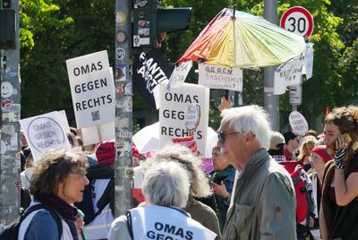 26.04.2025, Berlin - Deutschland. Queer-Demo gegen Rechts am Alex. *** 26 04 2025, Berlin Germany Queer demo against the-stock-photo