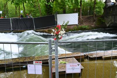 Blumenmeer am Ufer vom Eibsach in Muenchen nach Tod einer Surferin-stock-foto