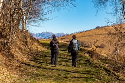 Trekking scene in the alps of Intelvi Valley-stock-foto