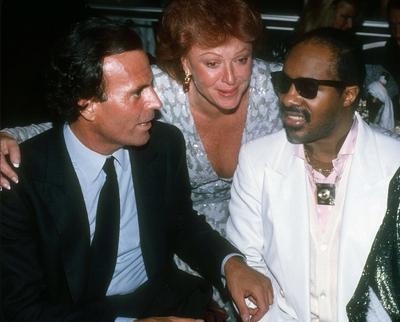 Julio Inglesias Regine Stevie Wonder 1986 Photo By John Barrett/PHOTOlink.net / MediaPunch PUBLICATIONxINxGERxSUIxAUTxO-stock-photo
