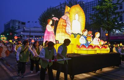 Lantern Festival in Seoul Buddhists carry lanterns as they take part in a parade during the Lantern Festival ahead of th-stock-foto