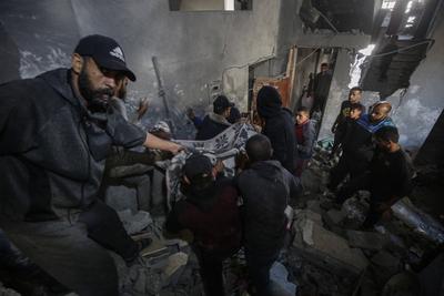 Search and rescue work in the rubble of the targeted house continue after Israeli army conducted attack on the Sabra neighbourhood of Gaza City-stock-foto