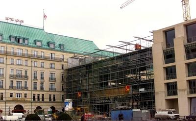 Bildnummer: 50168344  Datum: 05.02.2003  Copyright: imago/PEMAXNeubau der Akademie der K?nste - Baustelle am Pariser Platz in Berlin, Geb?ude, au?en, Au?enansicht; 2003, Berlin, Mitte, Baustellen, Bauvorhaben, ADK, Baustopp, Bauger?st, Bauger?ste, einger?stet, St?dte; , quer, Kbdig, Totale, Baugewerbe, Wirtschaft, Deutschland,  , Reisen, Europa-stock-foto