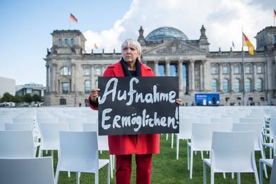 News Bilder des Tages Mehrere Hilfsorganisationen haben mit rund 13.000 Stuehlen am Montag (07.09.2020) vor dem Bundesta-stock-photo