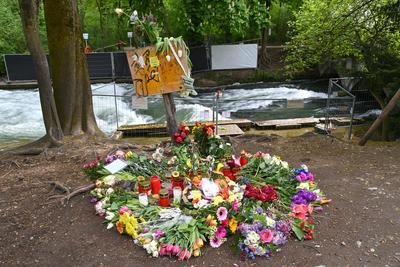 Blumenmeer am Ufer vom Eibsach in Muenchen nach Tod einer Surferin-stock-foto