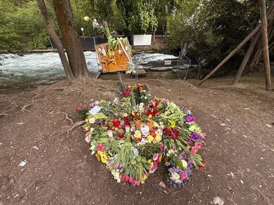 Blumen, Kerzen und ein Abschiedsbrief wurden als letzter Gruss an der Eisbachwelle abgelegt - Nach einem schweren Unfall-stock-foto