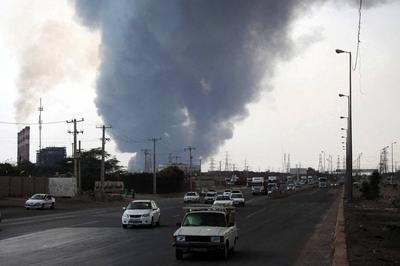 Smoke from the explosion is seen at the Shahid Rajaee port in Bandar Abbas-stock-foto