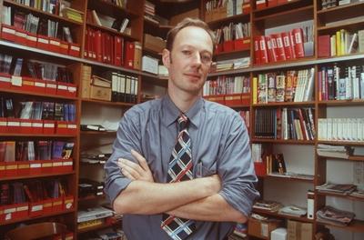 Bildnummer: 56910256  Datum: 15.06.2001  Copyright: imago/teutopressMartin Sonneborn (Chefredakteur Titanic ) 06/01 tozi Mann Journalist Journalismus Chefredaktion Redaktion Redakteur Satire-Magazin Titanic Satiremagazin dunkelhaarig kurzhaarig leger Hemd grau dunkel Krawatte grob gemustert kariert stehend in Ecke Regale B?cherregale B?cher halb quer nachdenklich l?chelnd Arme verschr?nkt Fototermin Martin Sonneborn am 15.06.2001 in Frankfurt am Main (exklusiv) x0x People xng 2001 quer  56910256 Date 15 06 2001 Copyright Imago  Martin Sonneborn Editor-in-chief Titanic 06 01  Man Journalist Journalism Editor in chief Editors Editor Satire Magazine Titanic Satire magazine dark haired short casual Shirt grey dark Tie roughly patterned squared standing in Corner Shelves Bookshelves Books half horizontal contemplative smiling Arms folded Photo call Martin Sonneborn at 15 06 2001 in Frankfurt at Main exclusive x0x Celebrities xng 2001 horizontal-stock-foto