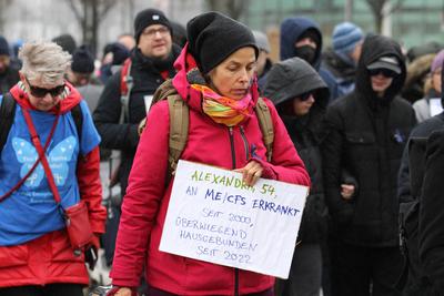 Mit einem Trauerzug sowie einer anschlie?enden Demonstration im Liegen vor dem Rathaus Hamburg haben am Samstagmittag ru-stock-foto