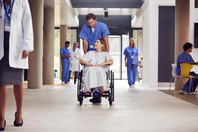 krankenhaus,patientin,rollstuhl,krankenpfleger,hospital,hospit?ler,klinik,kliniken,klinikum,krankenh?user,spital,spit?le-stock-foto