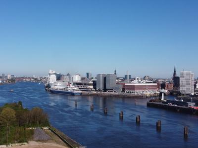 Premiere in der Hafen City - Kreuzfahrtschiff Balmoral macht am neuen Cruise Center HafenCity fest-stock-foto