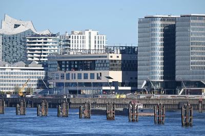 Premiere in der Hafen City - Kreuzfahrtschiff Balmoral macht am neuen Cruise Center HafenCity fest-stock-foto