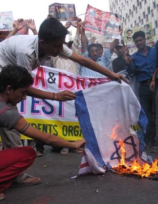 Bildnummer: 52538049  Datum: 14.05.2008  Copyright: imago/Dean Pictures/Ilyas DeanVerbrennung der israelischen Fahne - Studenten protestieren gegen Israel in Karachi - PUBLICATIONxNOTxINxDEN, Personen , pessimistisch; 2008, Karachi, Pakistan, Politik, Demo, Demonstrant, Protest, anti, Nationalfahne; , hoch, Kbdig, Gruppenbild,  ,  , Asien  o0 verbrennen, brennen, FeuerBildnummer 52538049 Date 14 05 2008 Copyright Imago Dean Pictures Ilyas Dean Combustion the Israeli Flag Students Protest against Israel in Karachi PUBLICATIONxNOTxINxDEN People pessimistic 2008 Karachi Pakistan politics Demonstration Protestor Protest Anti National flag vertical Kbdig Group photo Asia o0 burn burn Fire-stock-foto