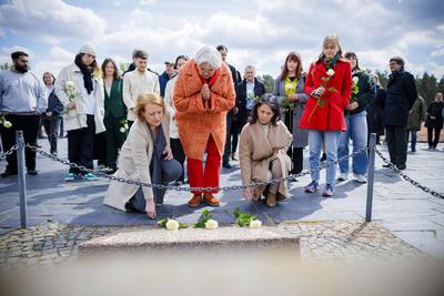 Besuch der KZ Gedenkstaette Sachsenhausen anlaesslich des Programms ??? Jugend erinnert ??? . (L-R): Lisa Paus (Buendnis-stock-foto