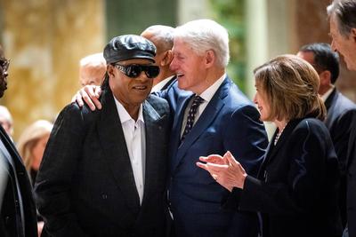 Musician Stevie Wonder (L) greets former US president Bill Clinton after Wonder sang at a memorial service for Ethel Ken-stock-photo