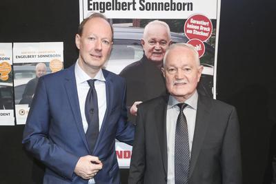 Martin Sonneborn, die Partei, Piratenpartei NRW, stellt seinen Vater Engelbert Sonneborn auf einer Pressekonferenz als e-stock-foto