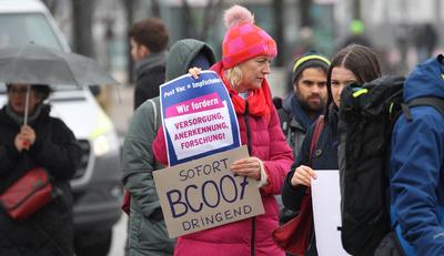 Mit einem Trauerzug sowie einer anschlie?enden Demonstration im Liegen vor dem Rathaus Hamburg haben am Samstagmittag ru-stock-foto