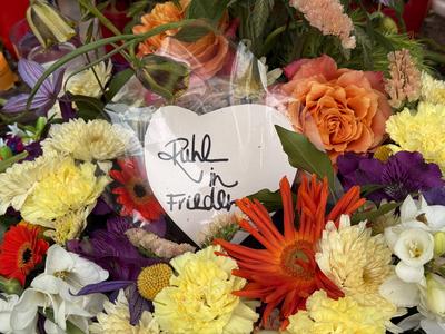 Blumen, Kerzen und ein Abschiedsbrief wurden als letzter Gruss an der Eisbachwelle abgelegt - Nach einem schweren Unfall-stock-foto