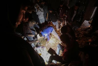 Search and rescue work in the rubble of the targeted house continue after Israeli army conducted attack on the Sabra neighbourhood of Gaza City-stock-foto