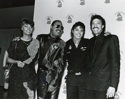 Michael Jackson Los Angeles.CA.USA. LIBRARY. Dionne Warwick, Stevie Wonder, Michael Jackson and Lionel Richie. Grammy A-stock-foto