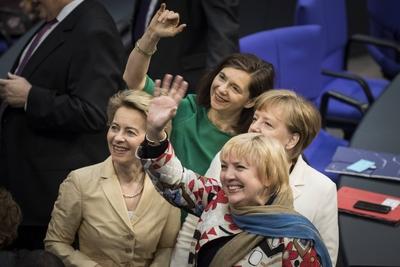 Die designierte Bundesverteidigungsministerin Ursula von der Leyen (L), CDU, Katrin Goering-Eckardt (oR), Buendnis 90/D-stock-photo