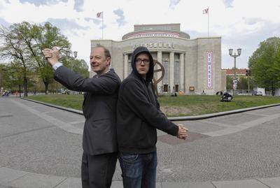 Die PARTEI Die PARTEI startet den EU-Wahlkampf mit dem Vorsitzenden Martin Sonneborn, links, und dem Comedian Nico Semsr-stock-foto